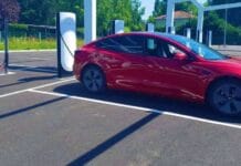 Tesla V4 Superchargers now enable a charging rate of 500 kW.