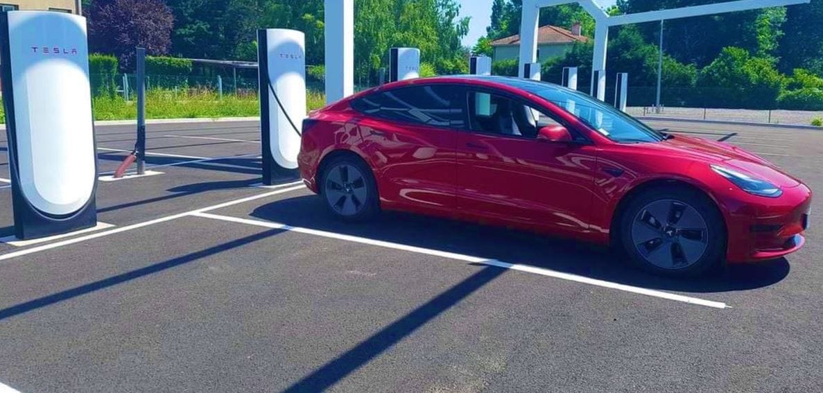 Tesla V4 Superchargers now enable a charging rate of 500 kW.