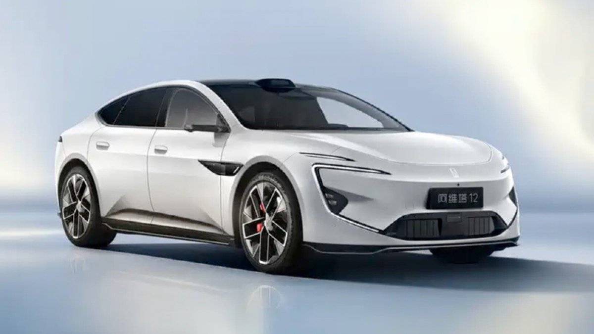 Avatr 12 Refresh Brings 955 HP, EREV Variant, and Advanced Huawei Tech