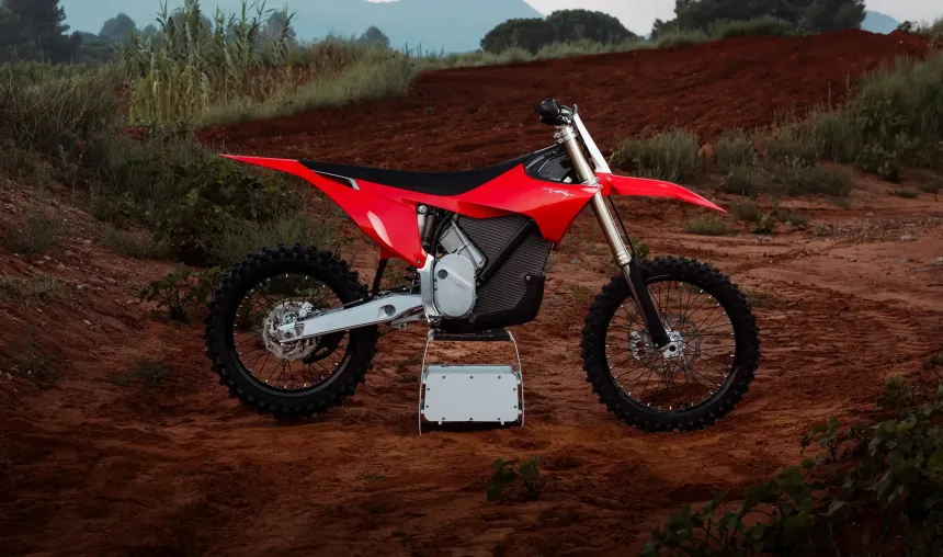 Altis Omega Dirt Bike: 144V, 60 kW, 1,080 Nm
