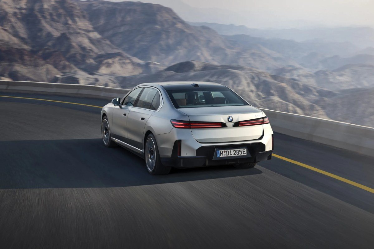 2027 BMW 7 Series and i7 Get Neue Klasse Tech, 680 HP, and 350+ Mile Range — Here's What's New