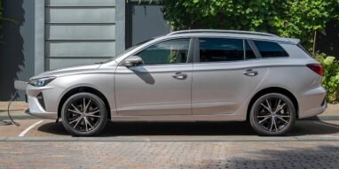 MG MG5 EV side